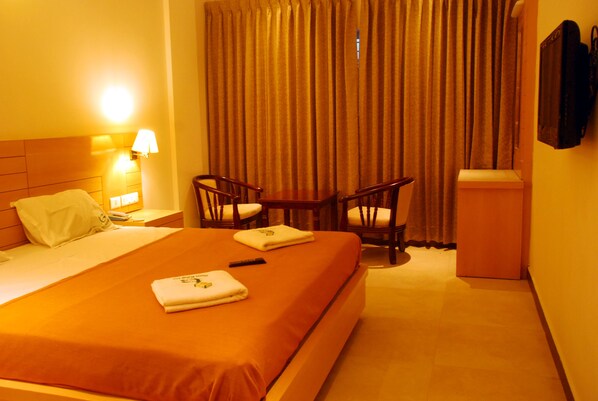 Desk, soundproofing, rollaway beds, bed sheets - Hotel Balaji Inn (Thanjavur)