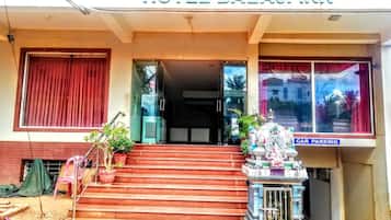 The entrance of Hotel Balaji Inn with a sign indicating car parking.