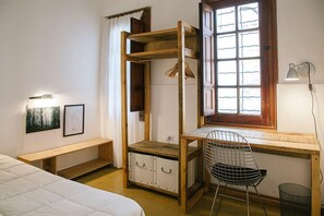 Single Room, Shared Bathroom | Room amenity - Casa Helsinki Guest House (Córdoba)