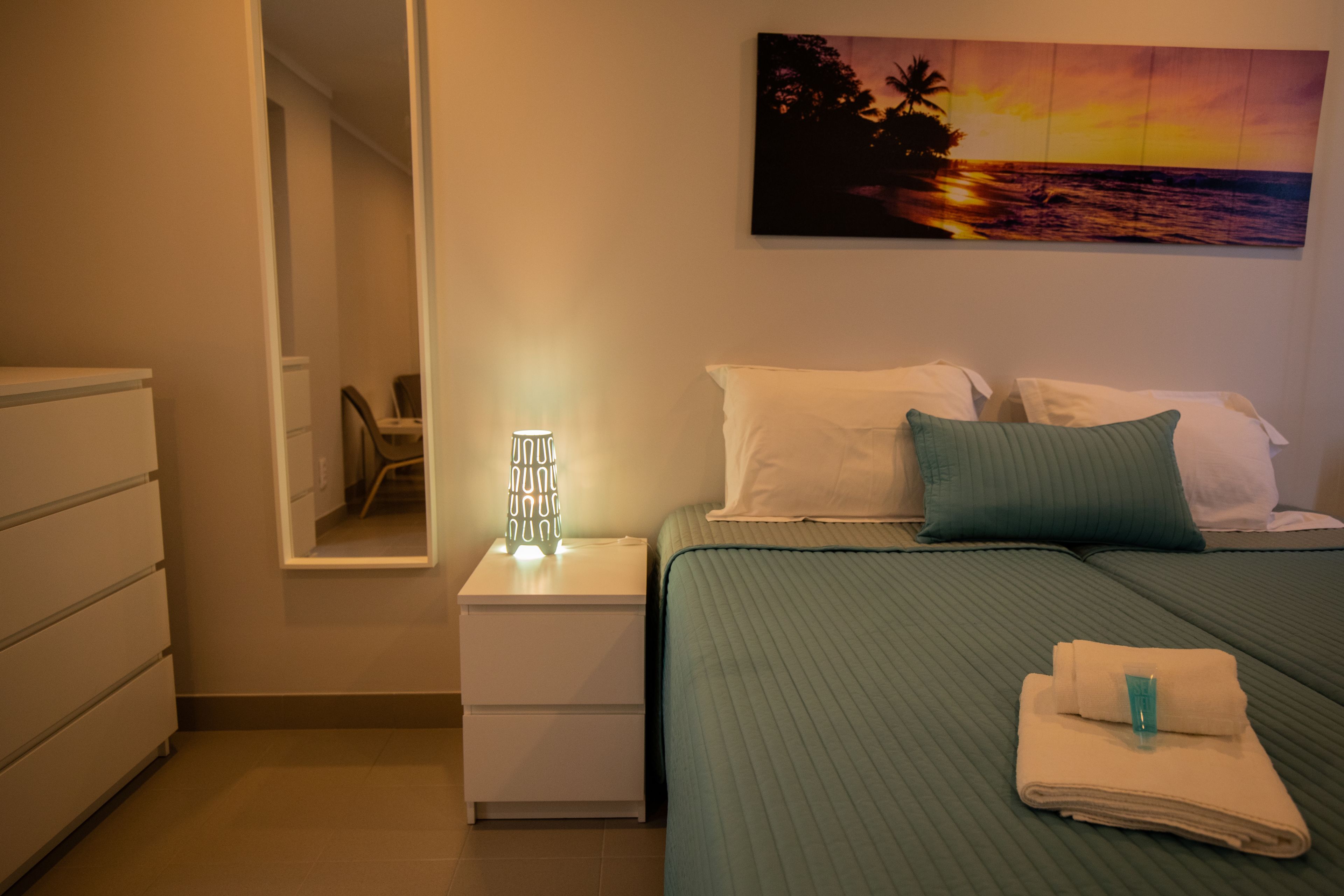 Habitación familiar, varias camas | Cortinas blackout, wifi gratis y ropa de cama 