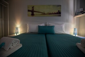 Habitación estándar con 2 camas individuales | Cortinas blackout, wifi gratis y ropa de cama 