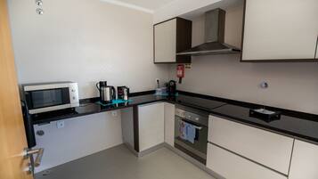 Habitación cuádruple familiar | Cocina compartida | Refrigerador, microondas, horno y parrilla de estufa