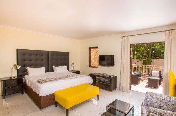 Basic Studio, 1 King Bed, City View | In-room safe, individually furnished, desk, laptop workspace