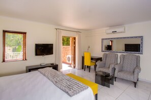 Studio, 1 trĂšs grand lit, vue ville | Vue de la chambre