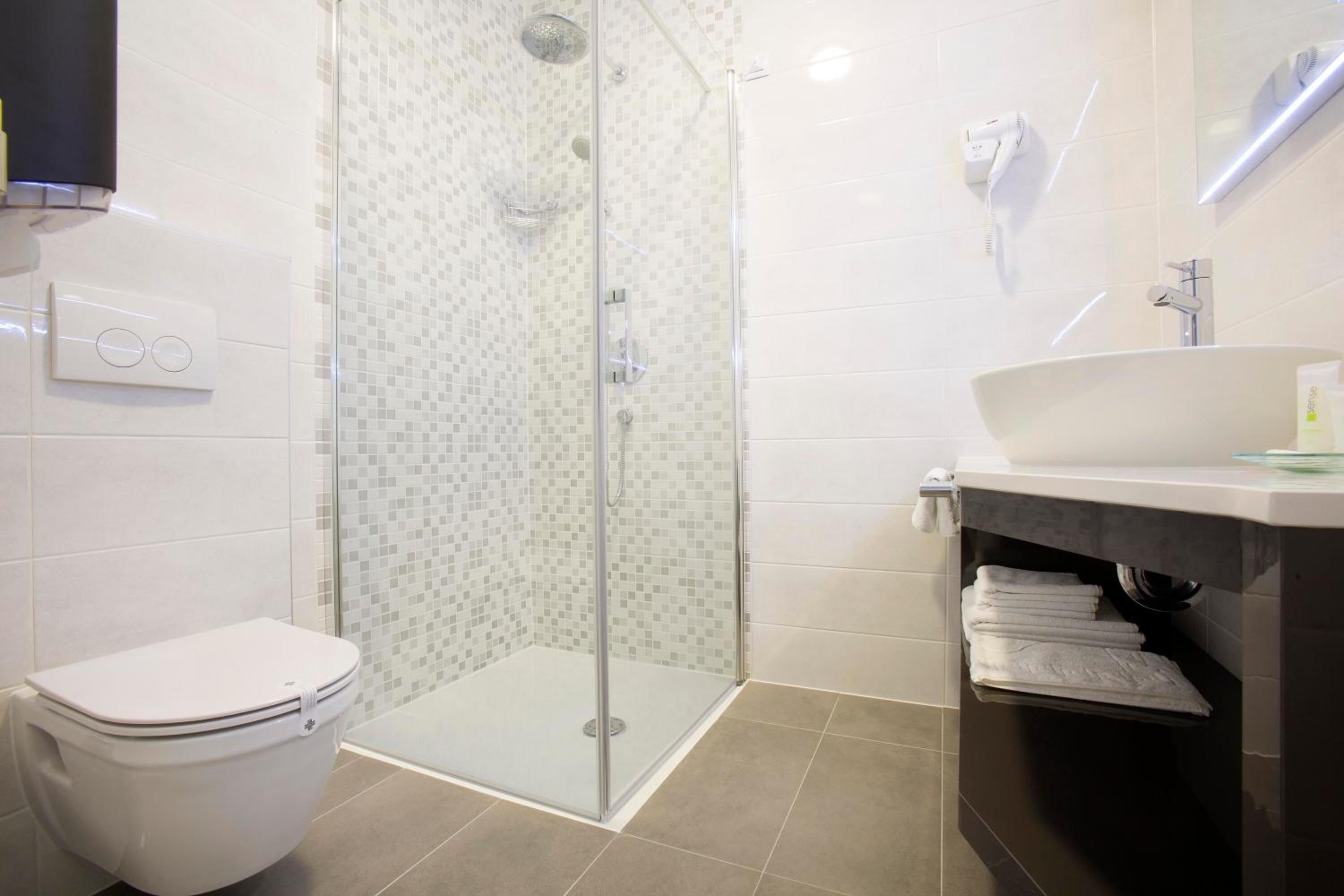 superior double or twin room, terrace | bathroom | shower, free toiletries, hair dryer, slippers