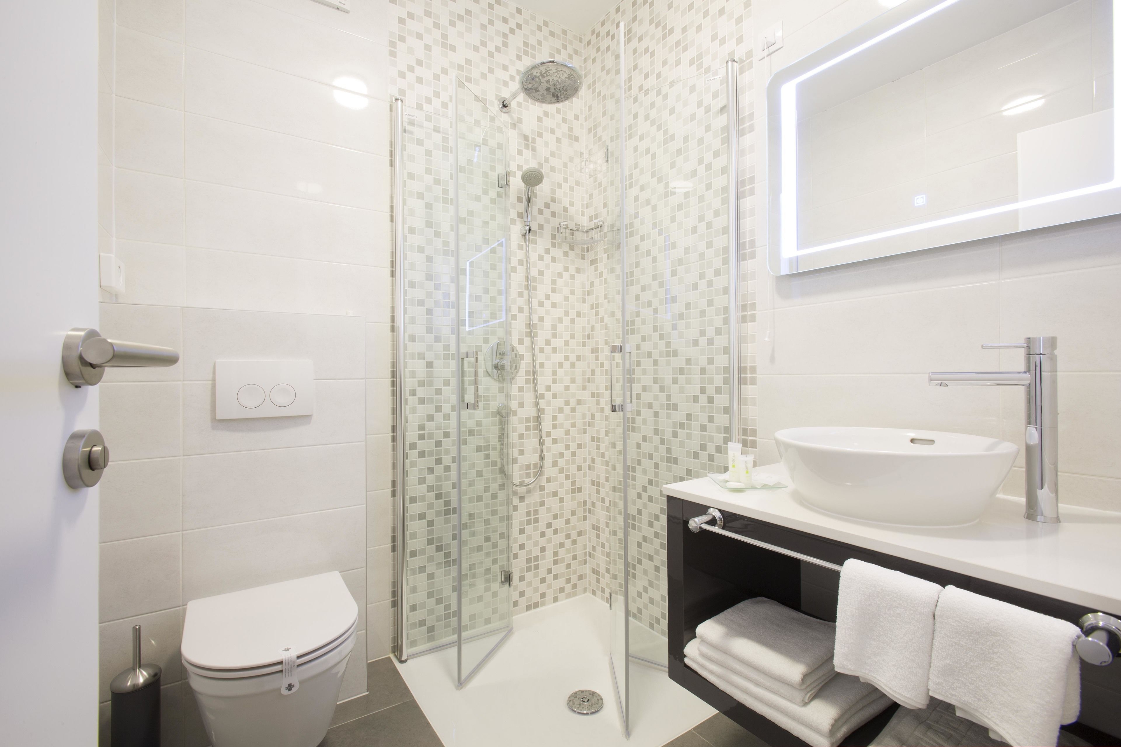 deluxe double or twin room | bathroom | shower, free toiletries, hair dryer, slippers