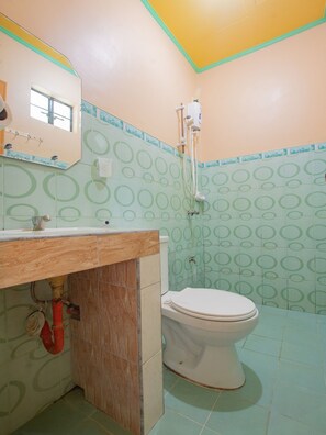 Standard Triple Room | Bathroom