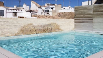 Una piscina al aire libre de temporada