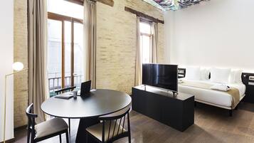 Minibar, coffres-forts dans les chambres, bureau, rideaux occultants