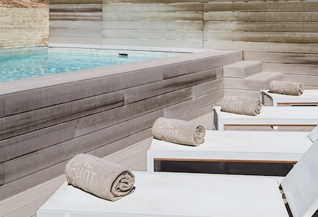 Una piscina al aire libre de temporada