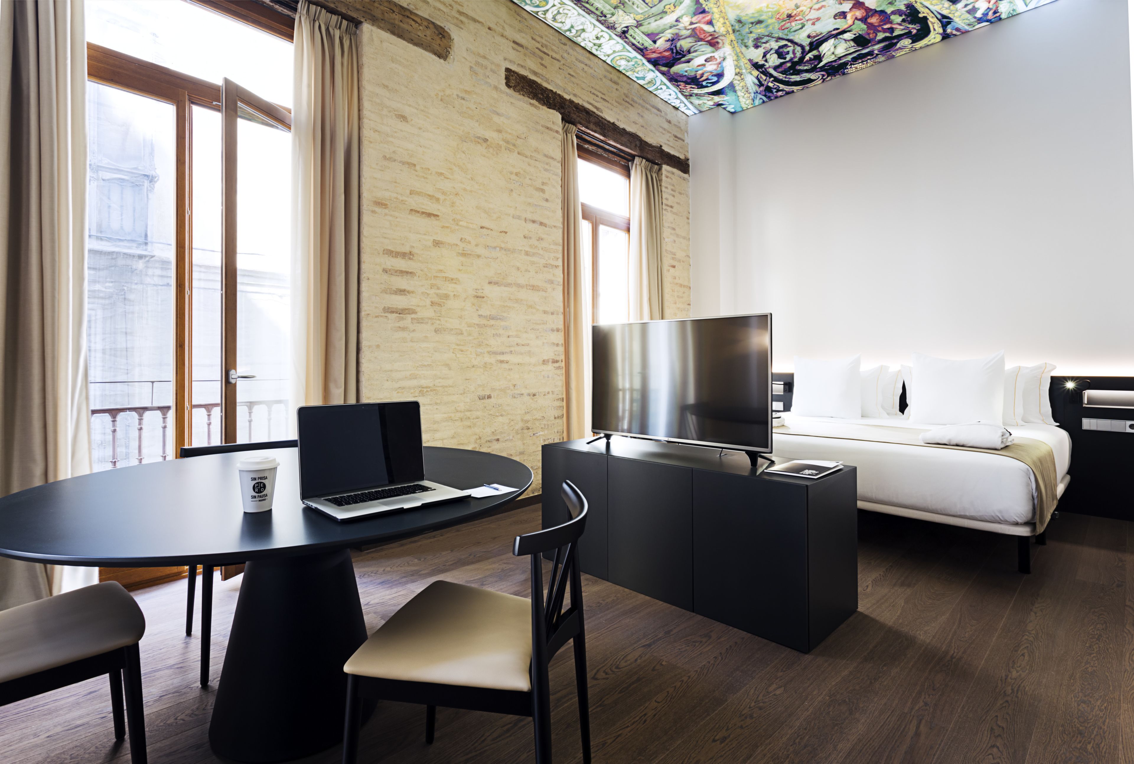 Minibar, caja de seguridad en la habitación y escritorio 