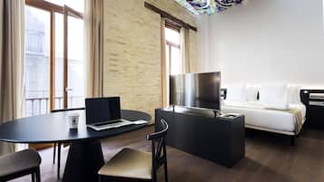 Minibar, caja de seguridad en la habitación y escritorio