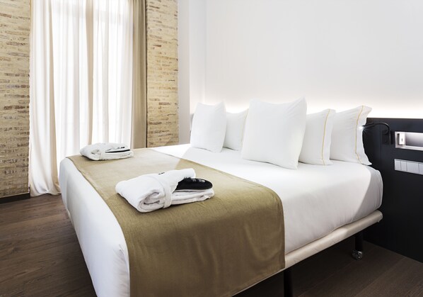 Minibar, coffres-forts dans les chambres, bureau, rideaux occultants