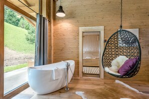 Chalet luxueux, 1 très grand lit, sauna, vue sur la montagne | Baignoire profonde