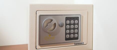 Cerradura electrónica con un logo de corona y el nombre de marca 'TUDOR'.