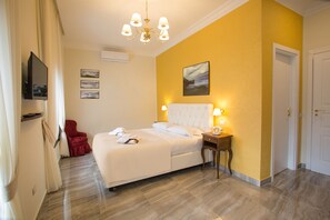 Dobbeltrom | Sengetøy av topp kvalitet, minibar, safe på rommet og skrivebord