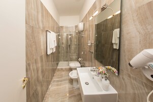Camera doppia | Bagno | Doccia, set di cortesia gratuito, asciugacapelli, pantofole