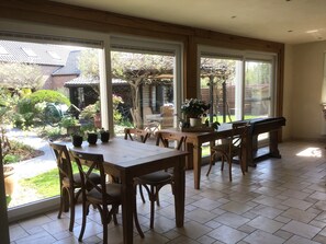 Free daily buffet breakfast - Wisteria (Herne)