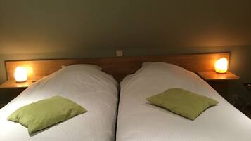 Bureau, lits bébé (en supplément), lits pliants/supplémentaires