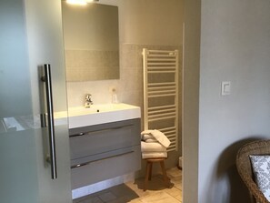 Duplex | Banheiro | Chuveiro, produtos de toalete grátis, secador de cabelo 