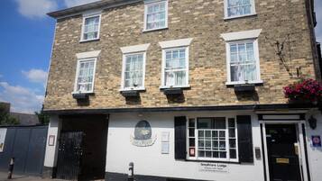 Mặt tiền nơi lưu trú