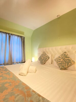 Kamar Double Deluks | Meja kerja, ruang kerja ramah laptop, dan setrika/meja setrika
