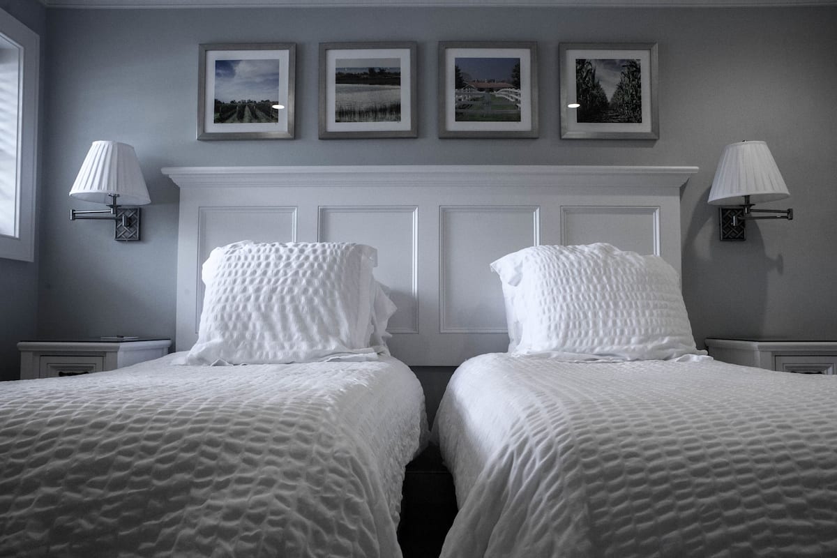 Habitación, varias camas | Ropa de cama de alta calidad y caja de seguridad en la habitación