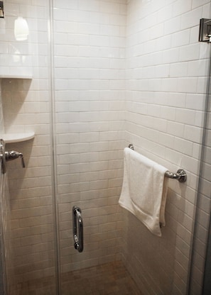 Chambre, plusieurs lits | Salle de bain | Douche, douche à « effet pluie », articles de toilette gratuits