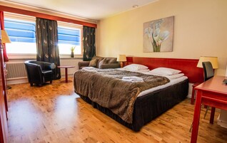 Quarto duplo premier | Escrivaninha, quartos à prova de som, roupa de cama