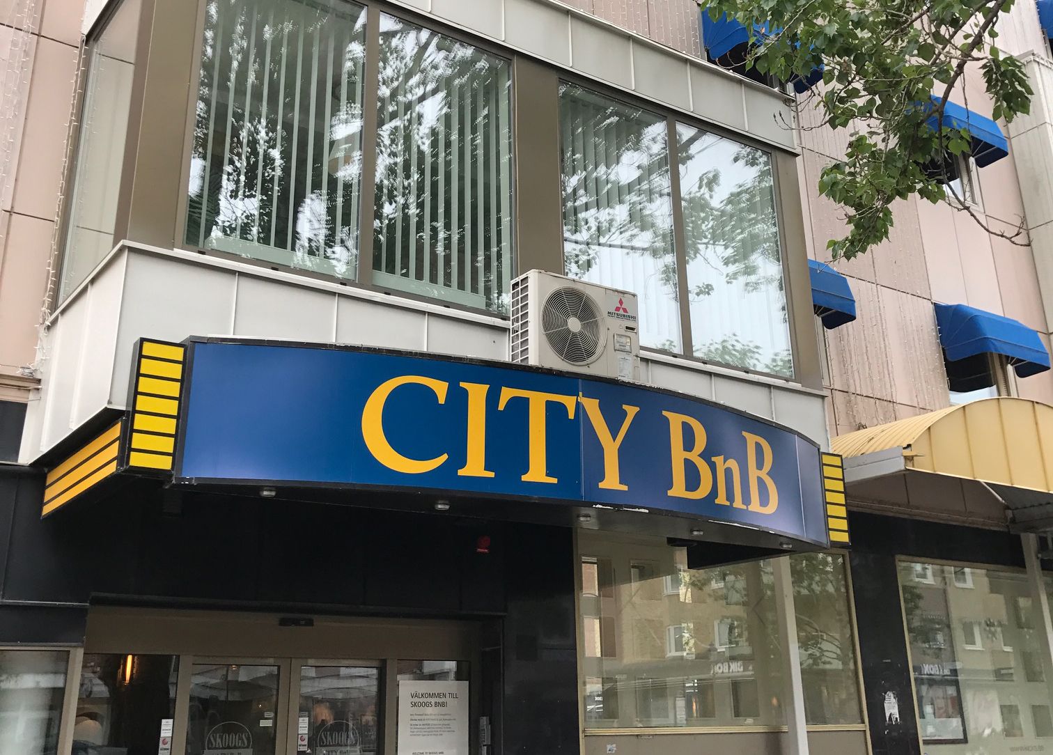 En byggnad med en skylt där det står ”CITY BnB”.