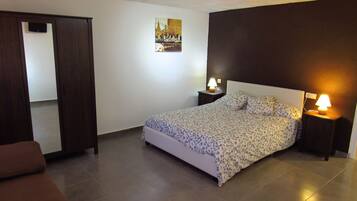 Neljän hengen perhehuone, esteetön | 6 makuuhuonetta, tallelokero huoneessa, yksilöllisesti sisustettu