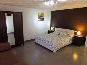 6 bedrooms, in-room safe, individually decorated, desk