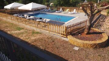 Kauden mukainen ulkouima-allas