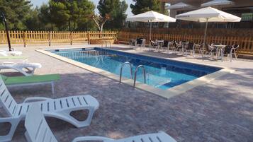 Kauden mukainen ulkouima-allas