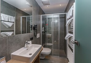 Habitación doble Confort | Baño | Secadora de cabello, batas, toallas 