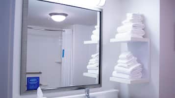 Combined shower/tub, free toiletries, hair dryer, towels