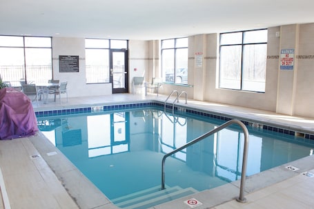 Una piscina techada. Hampton Inn Big Rapids