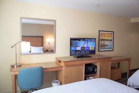Caja de seguridad en la habitación, escritorio y cortinas blackout . Hampton Inn Big Rapids