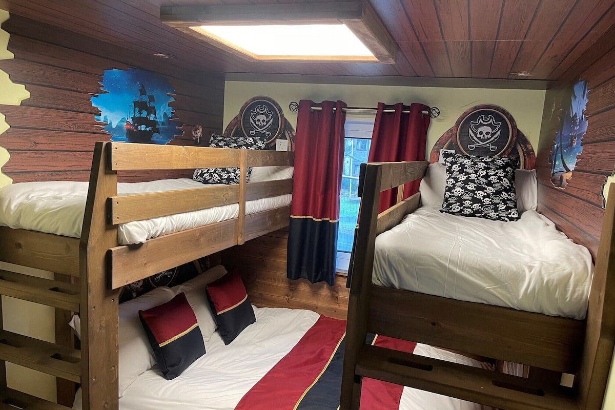 Habitación básica doble | Ropa de cama de alta calidad y cortinas blackout