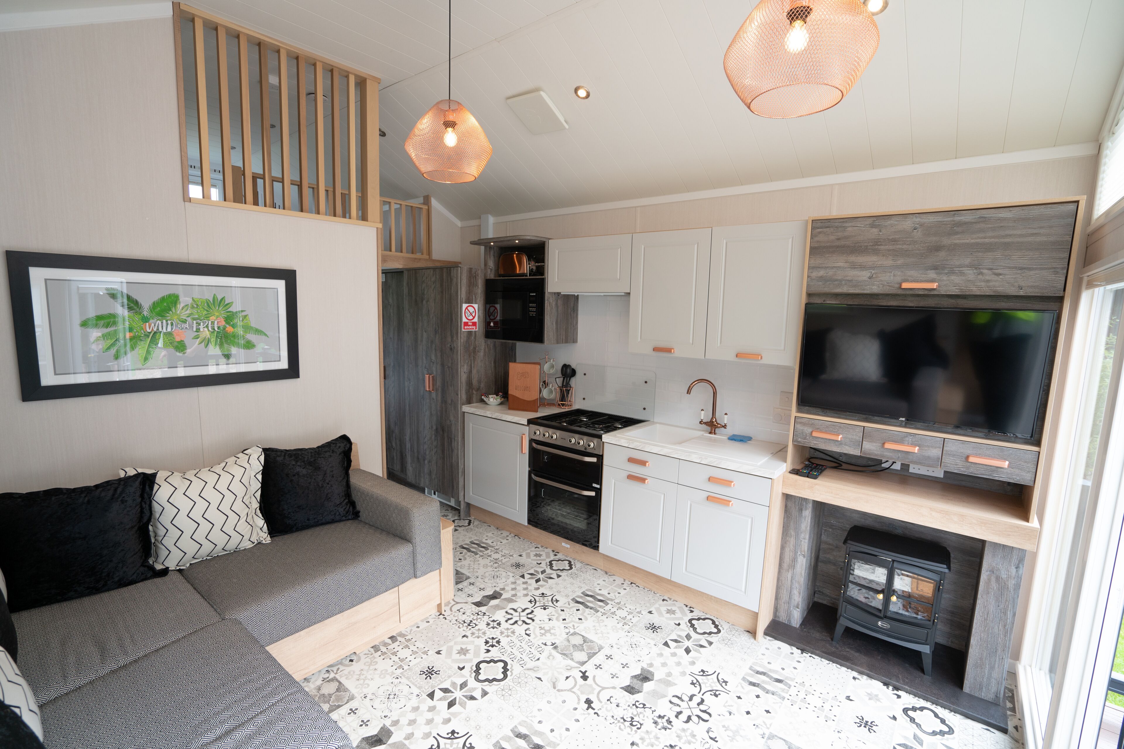 Deluxe-hytte | Opholdsområde | 32-tommers fladskærms-tv med digitale kanaler, tv