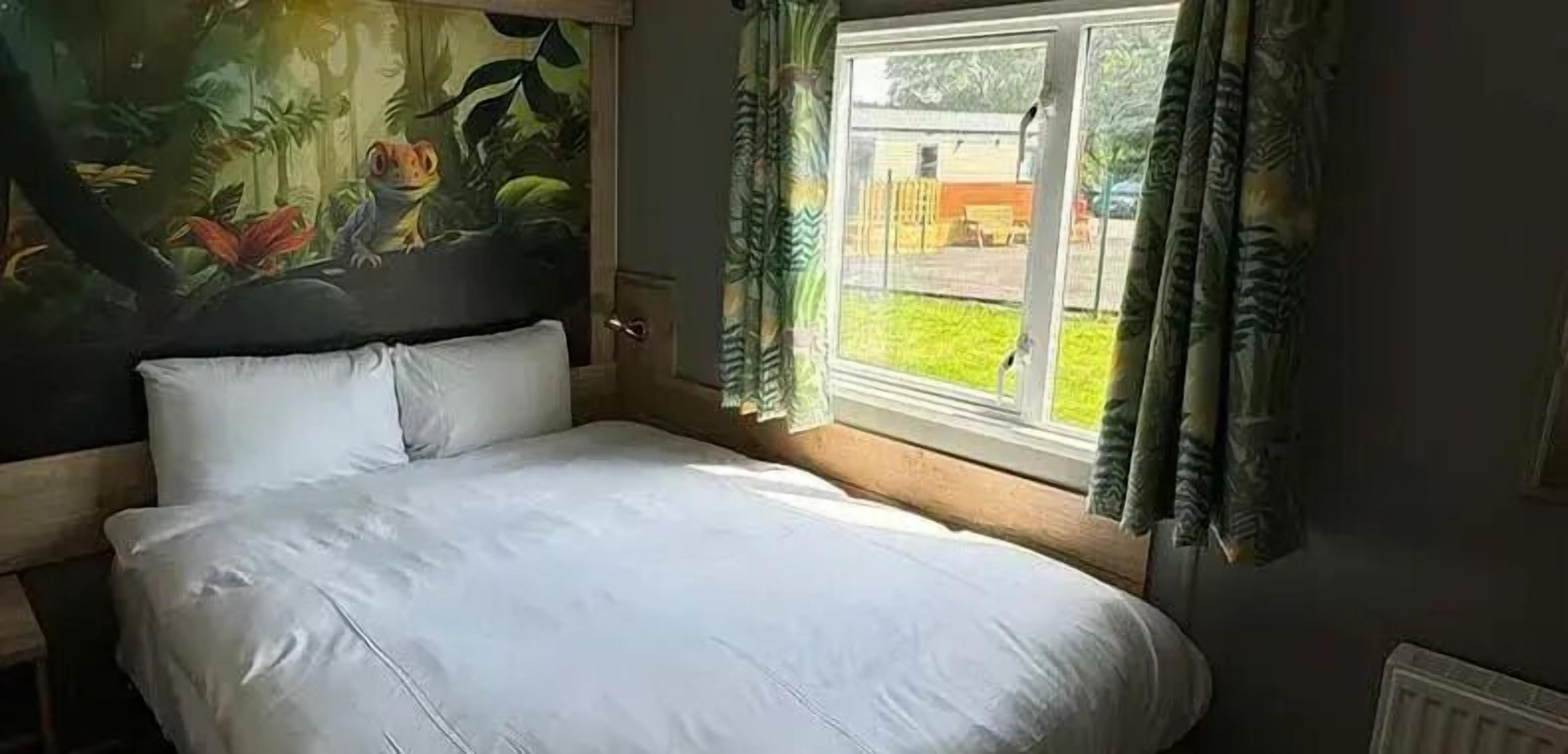 Habitación clásica | Ropa de cama de alta calidad y cortinas blackout 