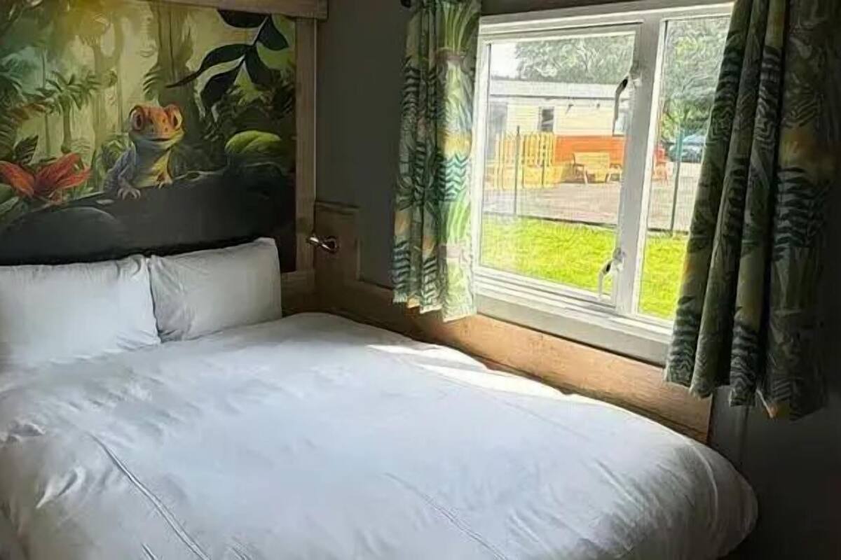 Habitación clásica | Ropa de cama de alta calidad y cortinas blackout