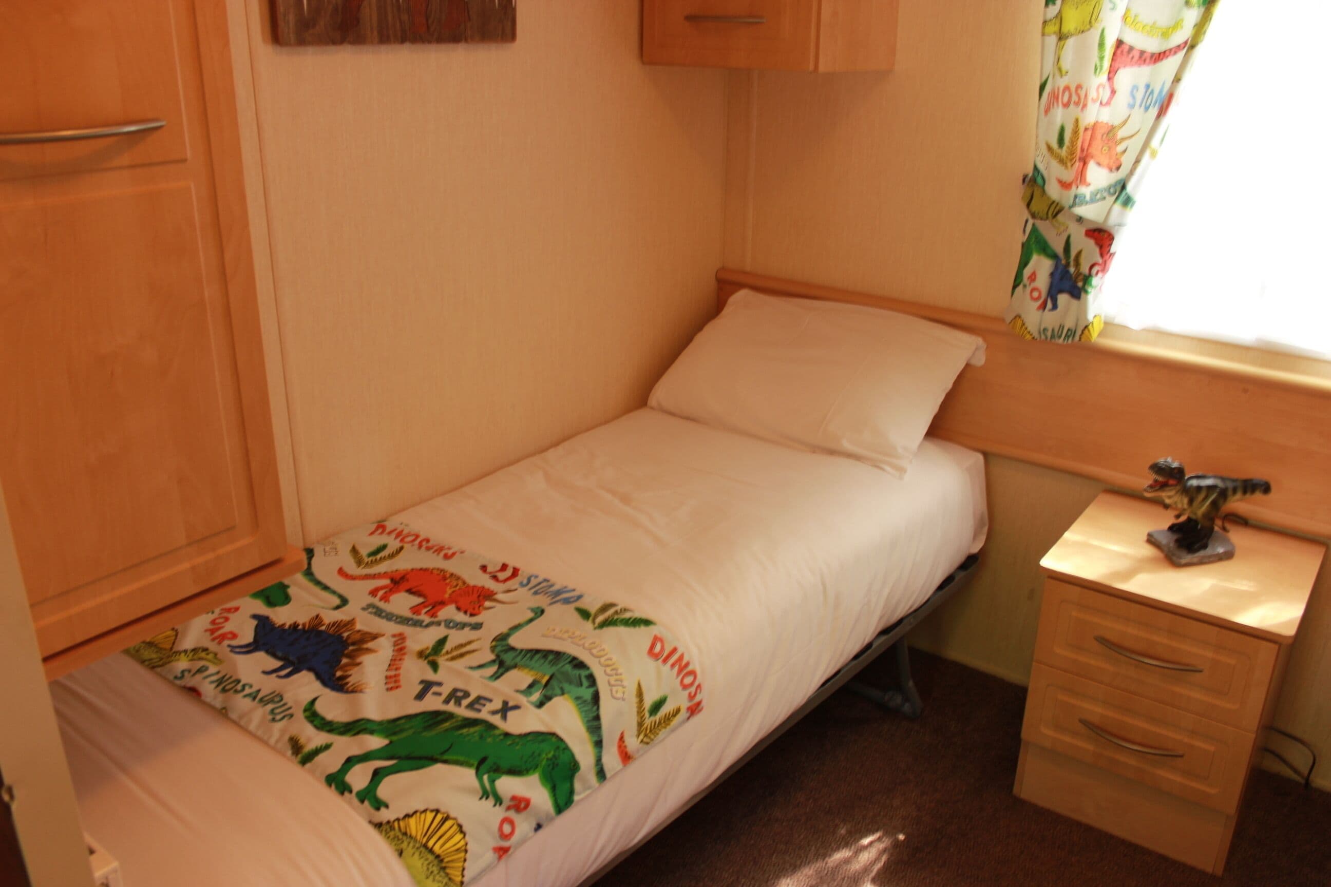 Quadruple Room - Disability Access | Sengetøy av topp kvalitet, blendingsgardiner og strykejern/-brett