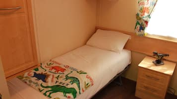 Quadruple Room - Disability Access | Sengetøy av topp kvalitet, blendingsgardiner og strykejern/-brett