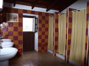 Een douche, gratis toiletartikelen, handdoeken