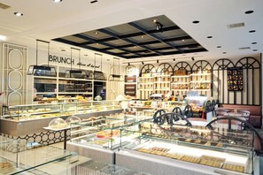 每日供應自助早餐 (每人 EUR9)