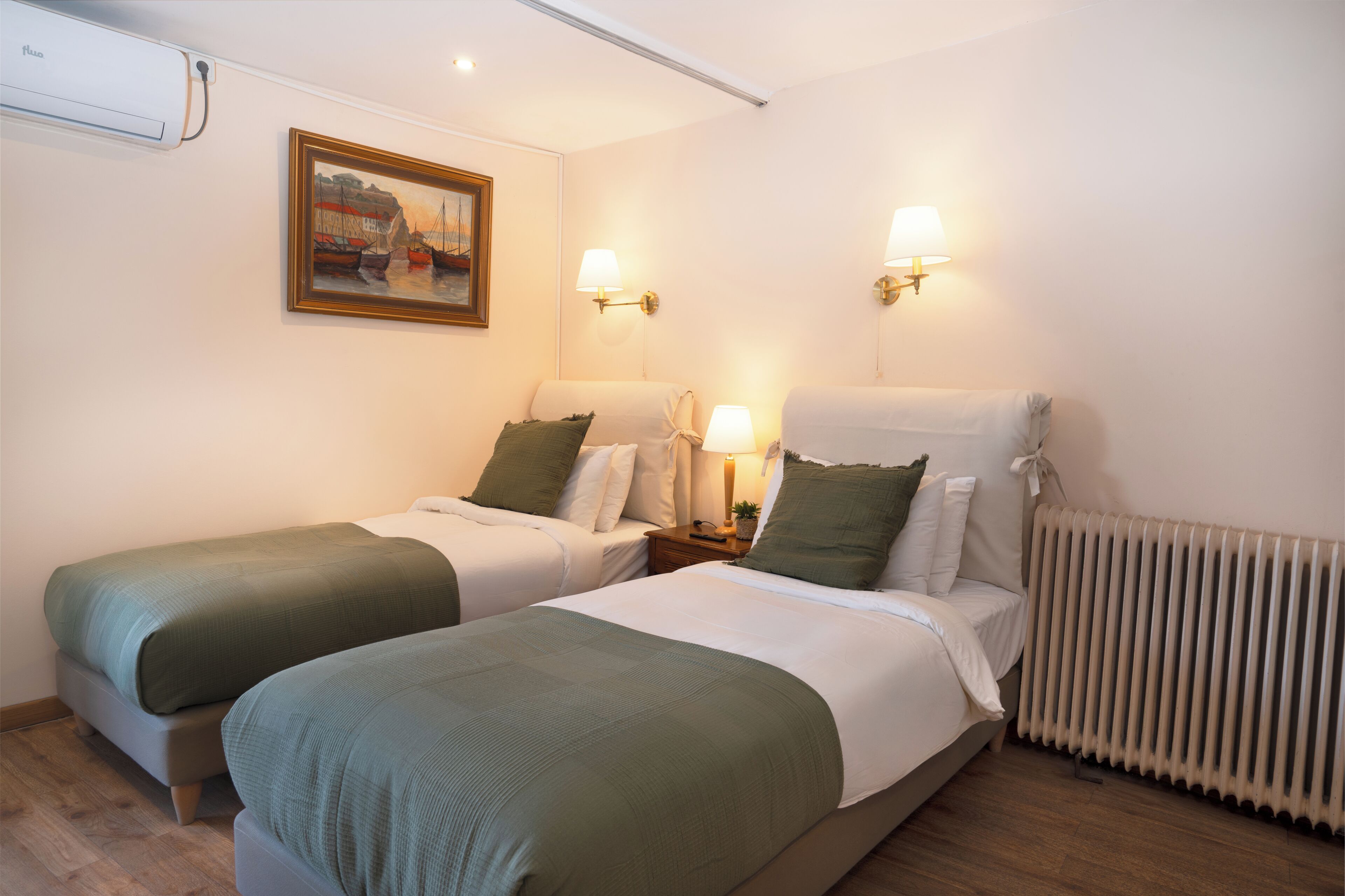 Cortinas blackout, tabla de planchar con plancha y wifi gratis 
