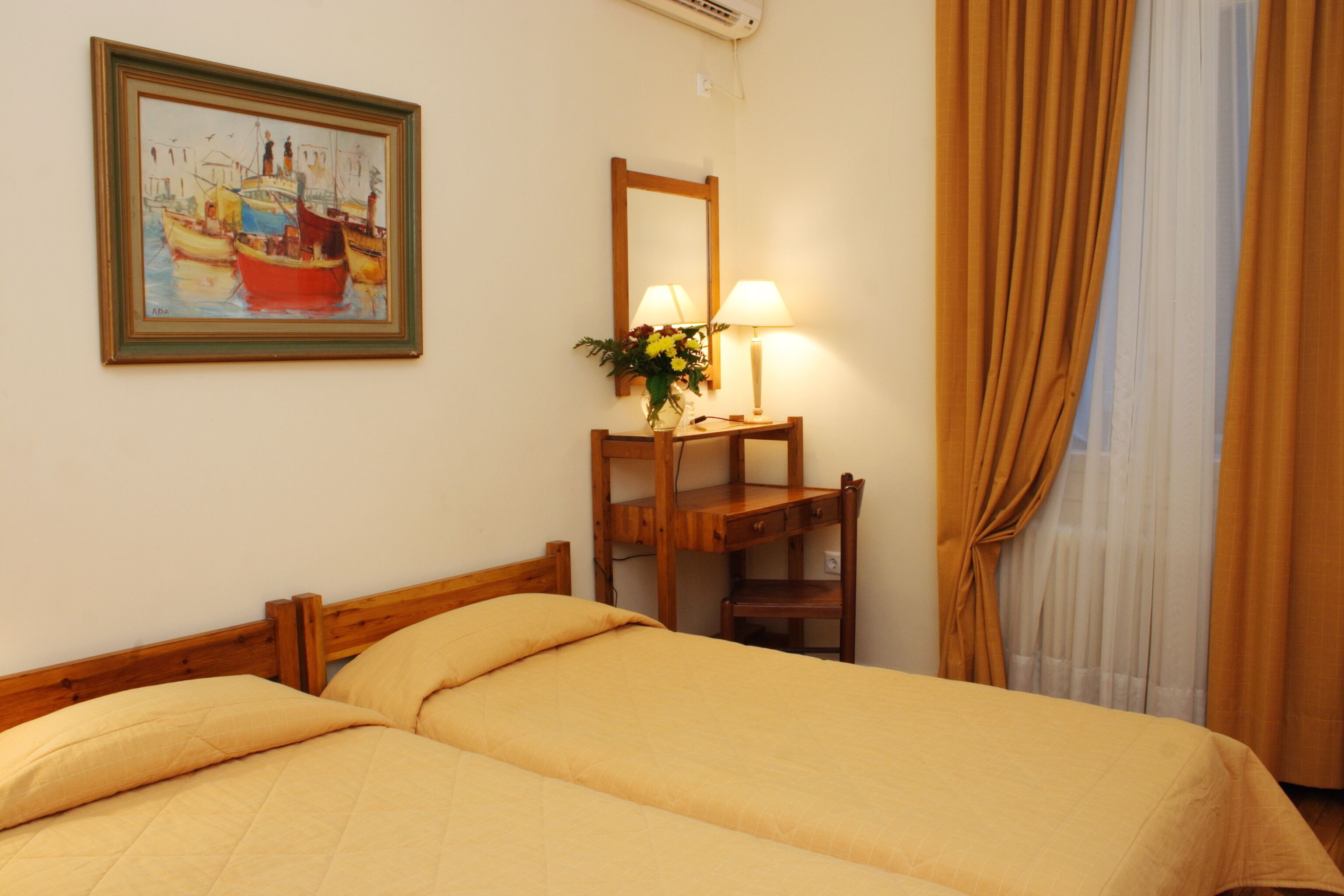 standard double or twin room | 1 bedroom, laptop workspace, blackout curtains, iron/ironing board