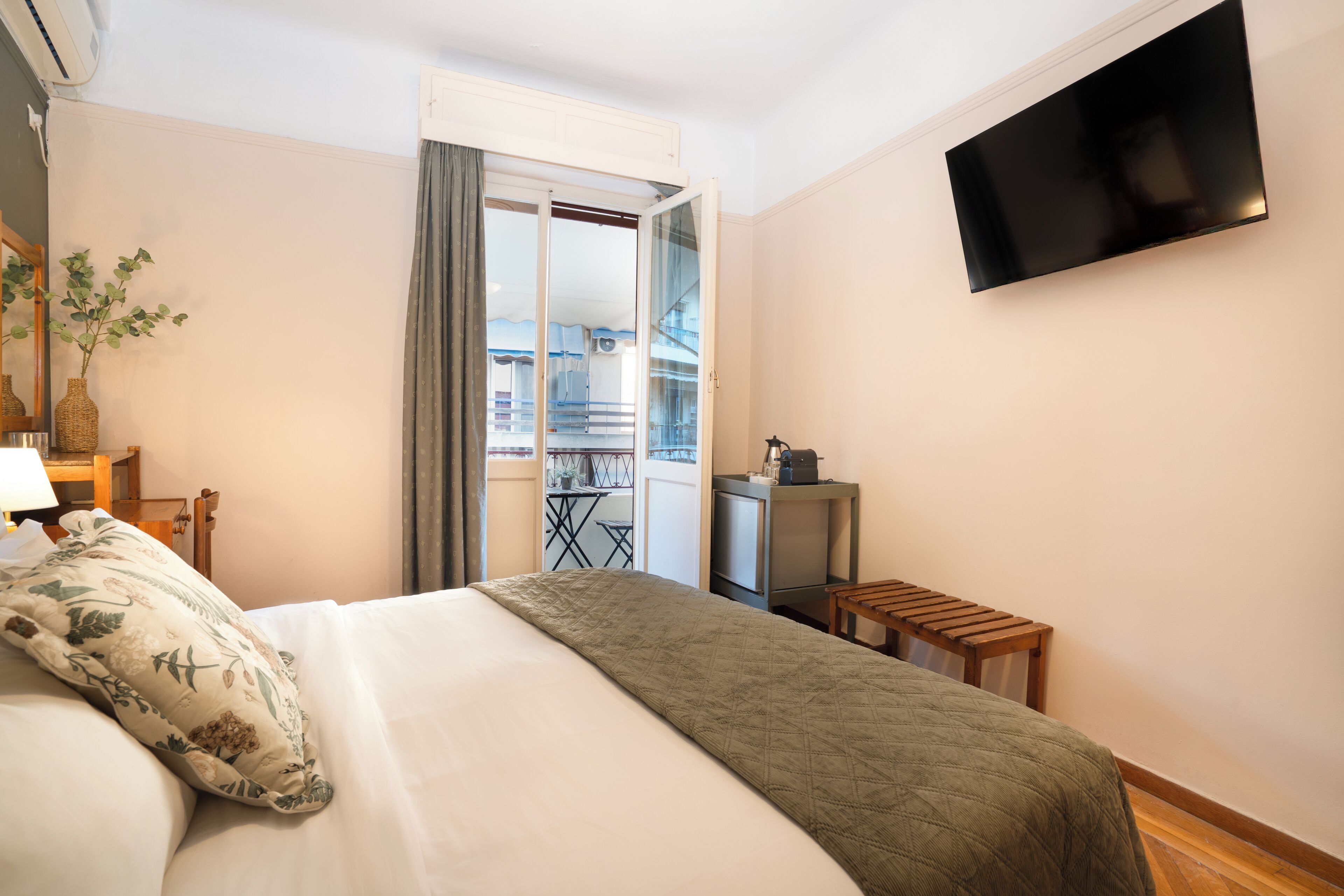 Laptop workspace, blackout curtains, iron/ironing board, free WiFi