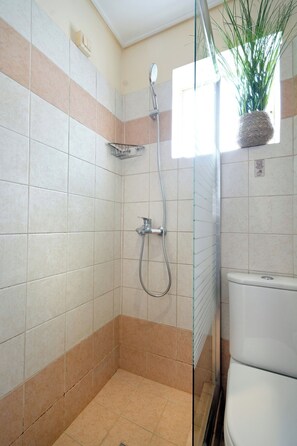 Family Suite | Bathroom | Shower, hair dryer, towels, soap - Art Gallery Hotel (Athens)